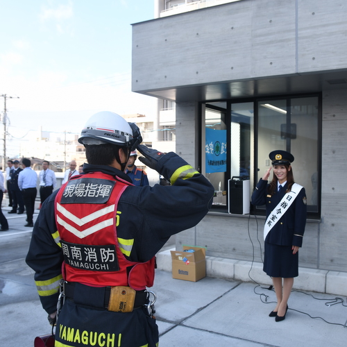 消防署の職員と一日指令室長のＬｉｎｏさんが写っています。