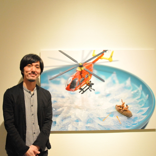 田中達也氏と作品の写真です