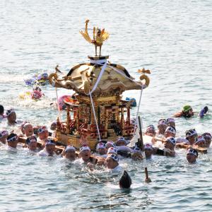 海上安全を祈願し神輿が海を渡る様子