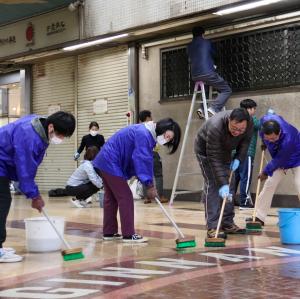 商店街を掃除する有志の皆さん