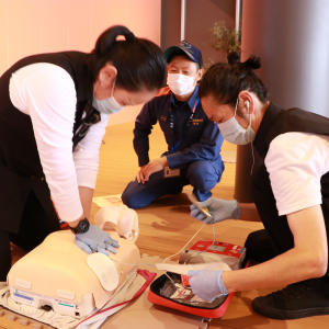 心肺蘇生法を体験する徳山駅前図書館職員と消防職員