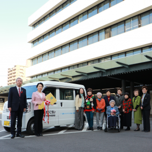 やまびこ号ｊｒと国際ソロプチミスト徳山のみなさんと市長、教育部長