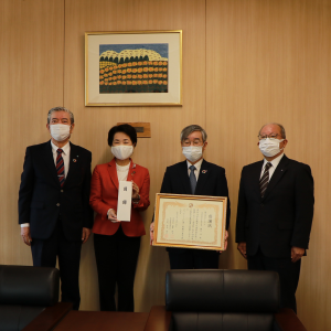 左から市教育長、市長、株式会社トクヤマ徳山製造所長安逹さん、総務グループリーダー徳田さん
