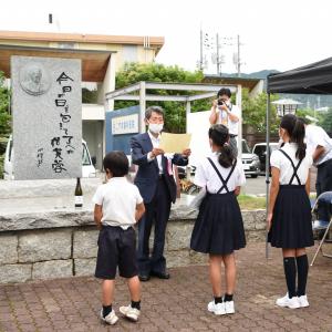 小学生を表彰する兼崎会長