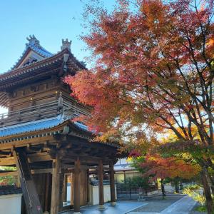 漢陽寺山門の紅葉