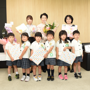 藤井市長と愛光幼稚園の園児たち