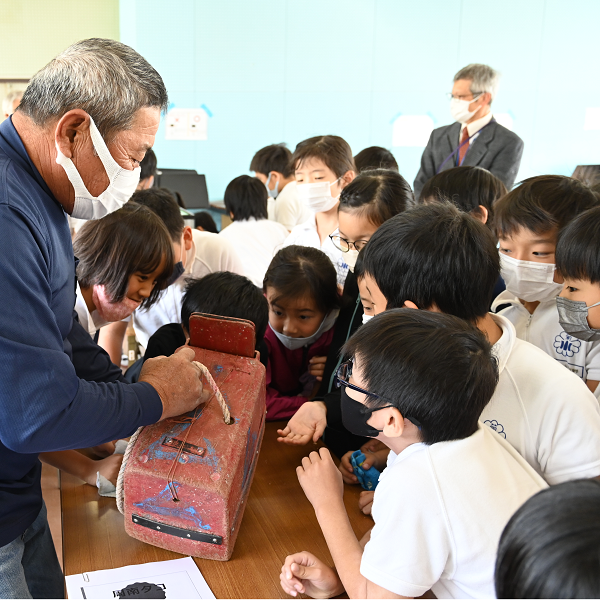 タコつぼを観察する子どもたち