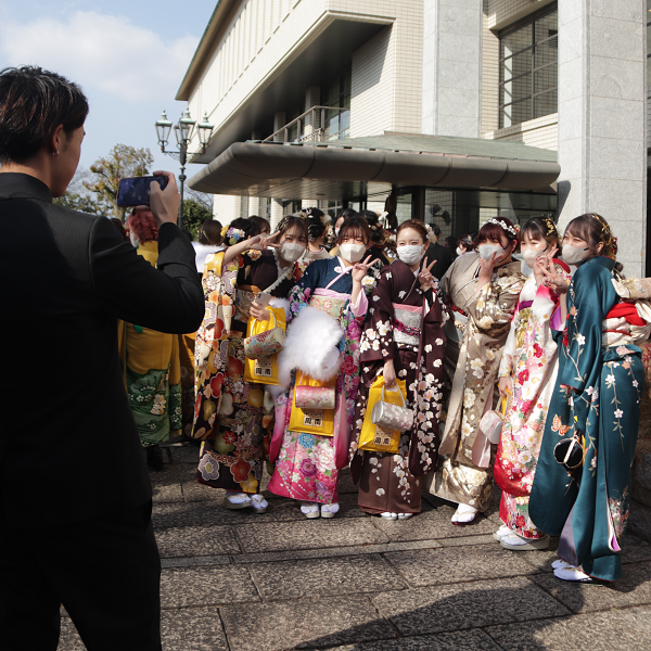 写真撮影を楽しむ二十歳の人たち