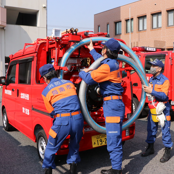 新しい消防車両を使う団員