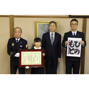 受賞者と消防長が賞状を持っている写真