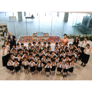 河原幼稚園の園児たちと園長と市長