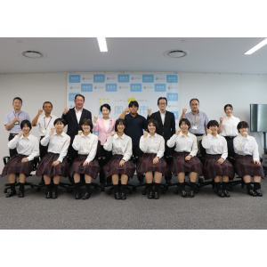 桜ヶ丘高等学校の剣道部と陸上部と市長などの集合写真