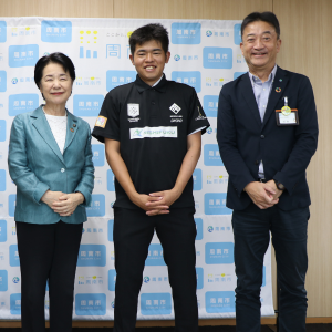 市長とフットゴルフ岩崎誉司選手と文化スポーツ振興部長